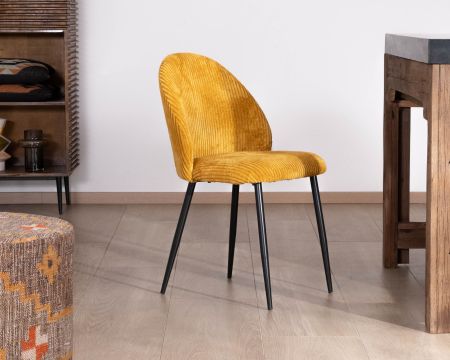 Juego de 4 sillas de comedor de terciopelo color mostaza y patas de metal negro «Bellot», de estilo vintage