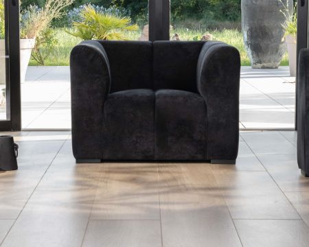 Sillón de diseño cúbico en terciopelo antracita con costuras «Enjoy Home»