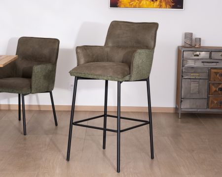 Lote de 2 sillas de bar de dos materiales, en color verde y con patas de metal negro «Lokka», con efecto de cuero envejecido y estilo retro