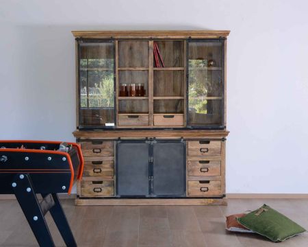 Aparador alto de estilo taller con puertas correderas de metal y madera maciza «Haden»