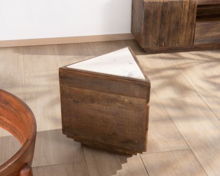 Mesita auxiliar triangular de madera reciclada con tablero de mármol blanco «Mood»