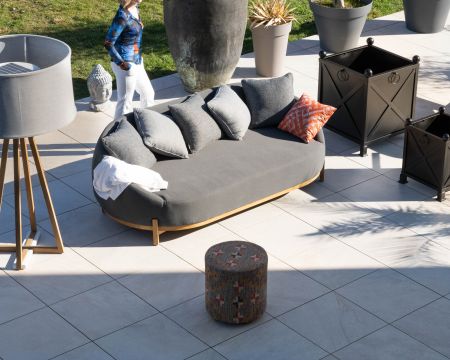 Tumbona de exterior de diseño envolvente «Armando» en gris oscuro con cojines a juego
