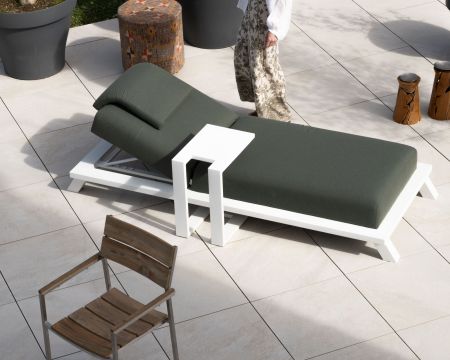 Tumbona ultracómoda de tela verde caqui y estructura de aluminio blanco «Nusa Pedina»