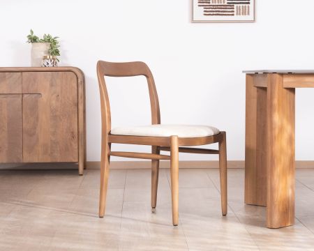 Silla de comedor de diseño minimalista en madera teñida de nogal y asiento de tela color topo «Vogue»
