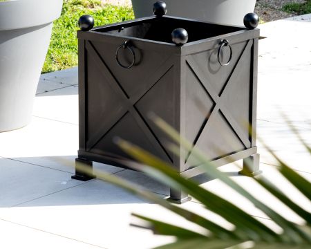 Macetero decorativo grande de 65 cm, de metal negro, «Gardénia»