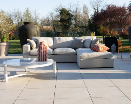 Sofá de exterior ultracómodo en tejido beige jaspeado y cojines decorativos «Toliara» con módulo otomano