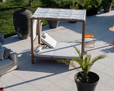 Tumbona de jardín de teca y tela especial para exteriores de color gris claro «Eclipse»