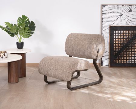 Sillón contemporáneo en color topo y estructura de metal bronce «Luno» 