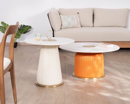 Juego de 2 mesitas bajas de estilo vintage contemporáneo con patas de colores con acabado de cuero plisado «Cyléa»