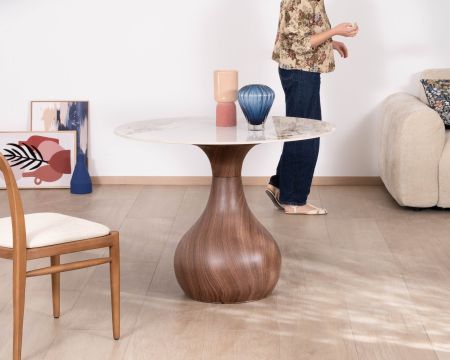 Mesa de comedor de estilo escandinavo con tablero redondo de cerámica «Cyléa» y base con efecto madera