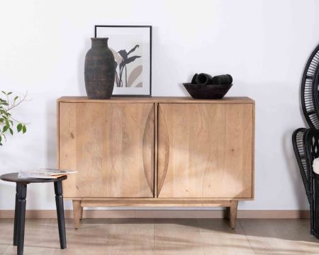 Aparador contemporáneo de madera maciza de mango, de 2 puertas con tiradores integrados en forma de arco de círculo «Cabure»