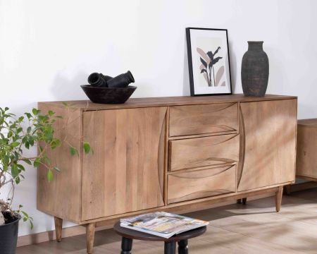 Gran aparador contemporáneo de madera de mango con puertas y cajones con tiradores empotrados «Cabure»
