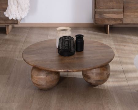 Mesa de centro redonda con un diseño sencillo y orgánico, fabricada en madera maciza de mango «Oxyma»