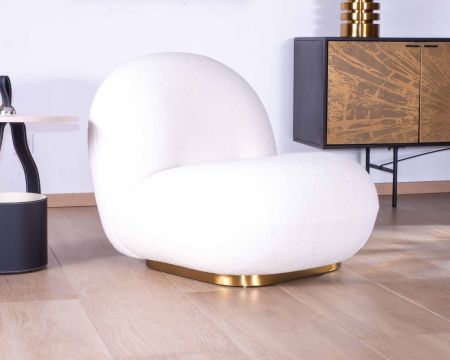 Sillón bajo de tela blanca rizada y base de metal dorado «Gilt antique»