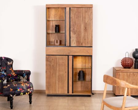 Aparador contemporáneo de acacia con ribetes negros «Lumino», con nichos, estantes acristalados e iluminación LED