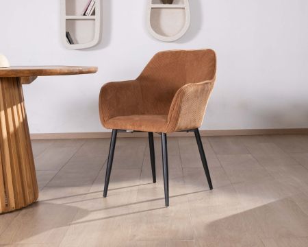 Silla contemporánea de terciopelo color cobre con reposabrazos «Scotty» y patas de metal negro
