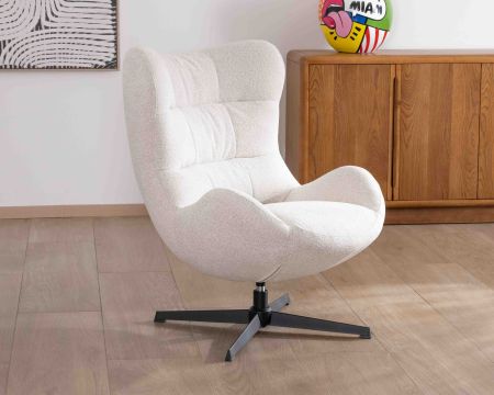 Sillón giratorio «Calista», de tejido rizado en color blanco roto, con forma envolvente