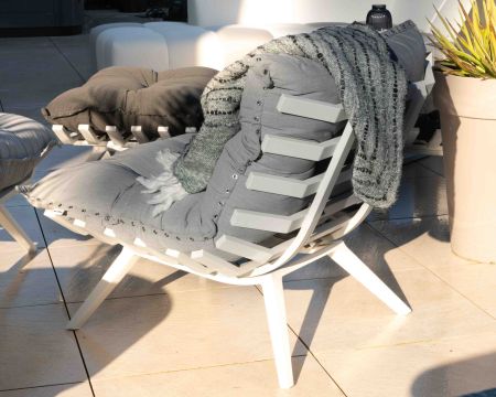 Sillón de descanso de tela gris claro, muy cómodo, con puf «Lisca»
