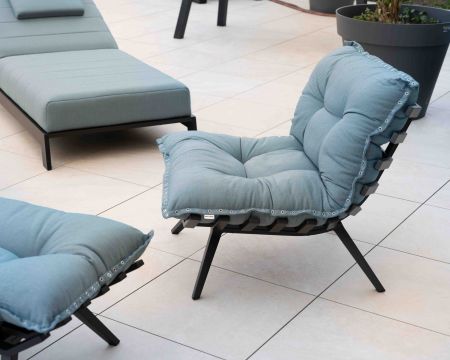 Tumbona de alta gama en turquesa y negro con reposapiés modular «Lisca»