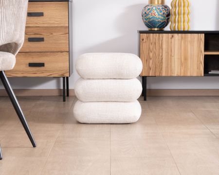 Puf giratorio «Flow», de estilo contemporáneo, en tejido trenzado de color crudo con reflejos sedosos