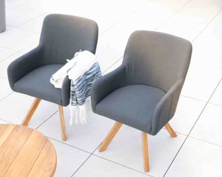 Silla de tela Sunbrella gris oscuro y patas de teca «Lombok»