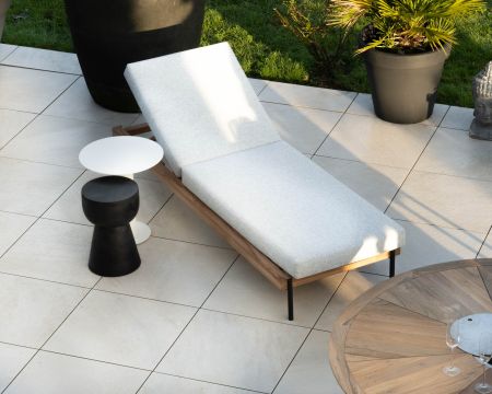 Tumbona acolchada de teca, aluminio y tela gris claro «Hélios»
