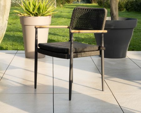 Lote de 4 sillas de jardín de aluminio con reposabrazos de teca y cojín de tela «Chair'ming»