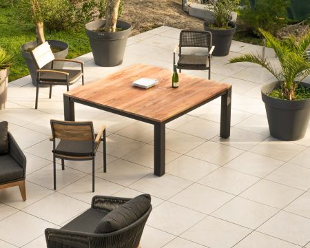 Mesa cuadrada de 160 cm de aluminio y teca reciclada «Ozone» para jardín contemporáneo