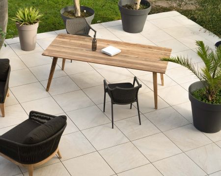 Mesa de comedor especial para exterior de 220 x 100 cm «Tuléo», con un diseño minimalista en teca reciclada