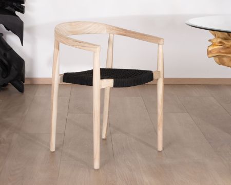 Juego de 4 sillas contemporáneas de teca natural con asiento negro «Tiska»