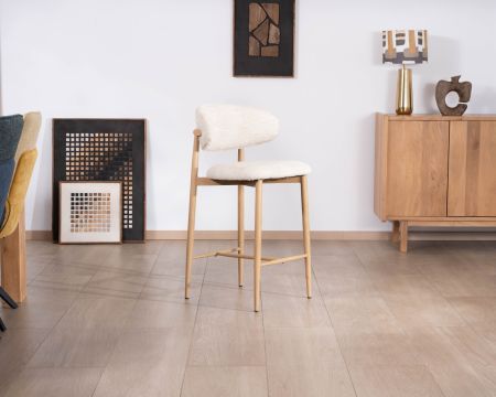 Lote de 2 sillas de media altura de estilo escandinavo, en tejido blanco roto «Arpège», con patas de metal con acabado de madera clara