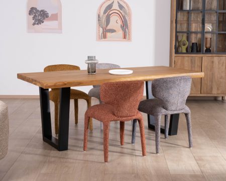 Mesa de comedor de teca maciza reciclada «Lasia», de diseño contemporáneo y con patas de metal negro