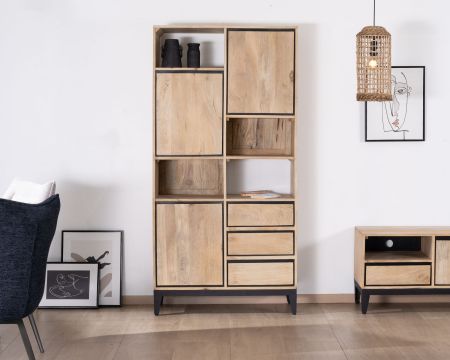 Librería de diseño asimétrico en madera de mango con ribetes negros «Bocca»