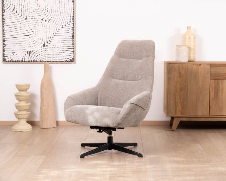 Sillón lounge giratorio y reclinable «Mado» en tejido bouclé color topo, con un diseño envolvente y cómodo
