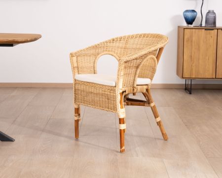 Elegante sillón pequeño de ratán trenzado con asiento de tela «Noho»