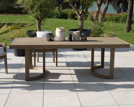 Mesa grande de comedor de exterior de 240 cm de teca «Blois» con acabado grisáceo