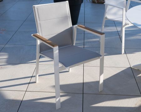 Silla de comedor de diseño especial para exterior «Dolce Vita», de aluminio blanco con reposabrazos de teca 