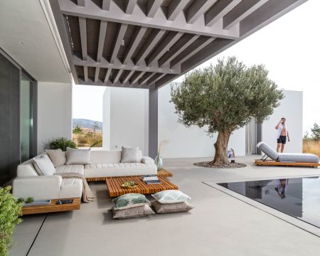 Sofá esquinero para terraza y jardín, de tela Sunbrella color crudo «Lombok», con respaldo recto