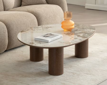 Mesa de centro de diseño con forma orgánica «Oria», con tablero de cerámica y patas cilíndricas en tono nogal