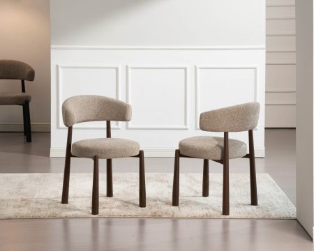 Lote de 2 sillas envolventes de estilo retro-contemporáneo «Arlo», en tejido trenzado beige y marrón, con patas con acabado de nogal