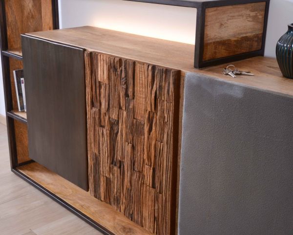 Aparador de diseño en madera maciza con LED y detalles en metal y cemento «Mezzo»
