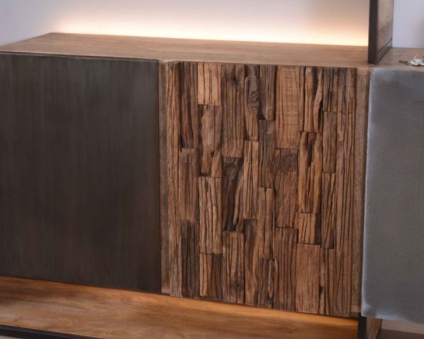 Aparador de diseño en madera maciza con LED y detalles en metal y cemento «Mezzo»