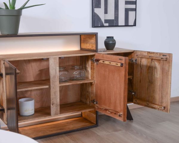 Aparador de diseño en madera maciza con LED y detalles en metal y cemento «Mezzo»