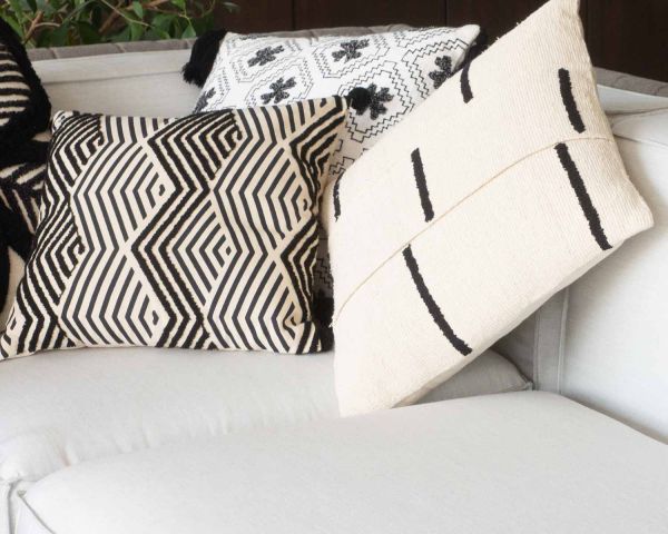 Cojín para sofá en color blanco roto y negro «Kavon» con motivo gráfico