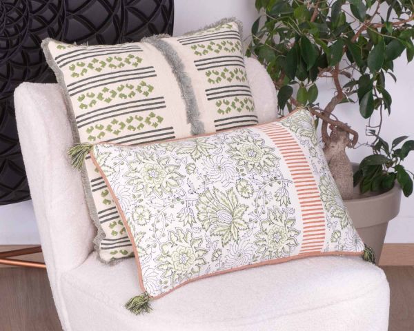 Cojín de tela con estampado floral en tonos verde y rosa «Solira», con ribete