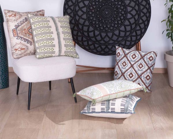 Cojín de tela con estampado floral en tonos verde y rosa «Solira», con ribete