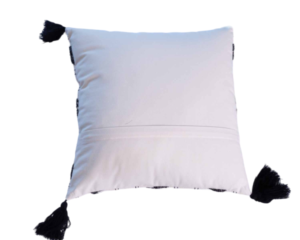 Cojín decorativo de algodón blanco con motivos bordados y pompones «Kavon»