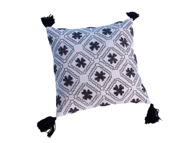 Cojín decorativo de algodón blanco con motivos bordados y pompones «Kavon»