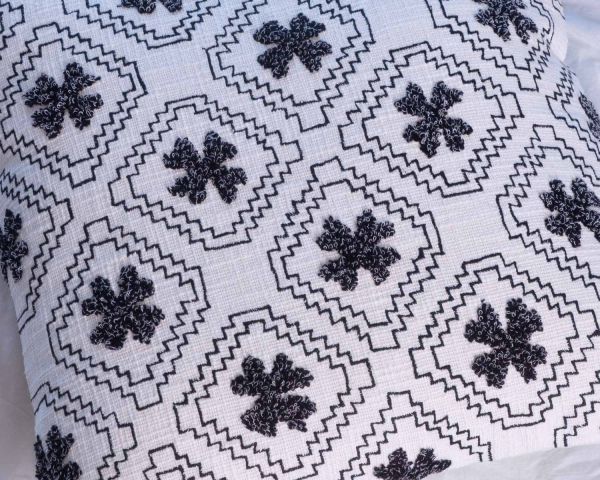 Cojín decorativo de algodón blanco con motivos bordados y pompones «Kavon»