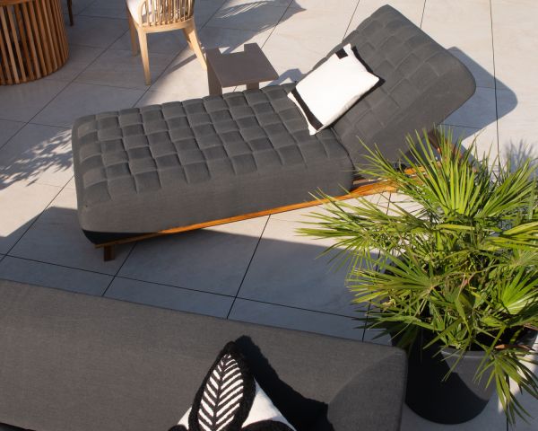 Tumbona de diseño con tejido Sunbrella gris oscuro y teca «Lombok»